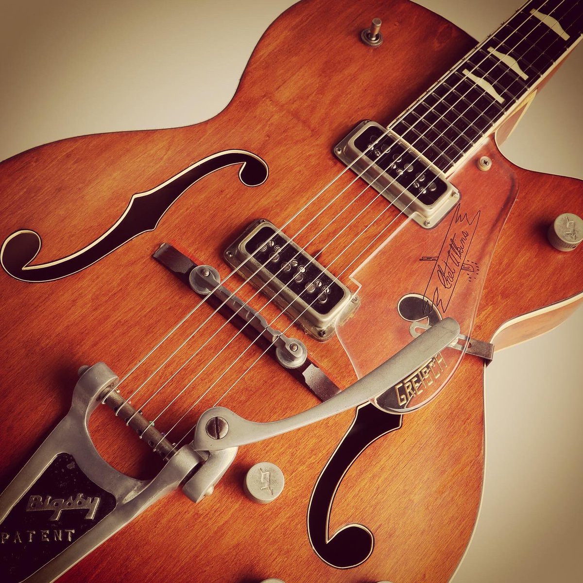 mikiame's tweet photo. 抜群のサウンドとルックスを兼ね備えた一本が入荷致しました!
GRETSCH
1957 PX6120 Chet Atikins Hollow Body
https://t.co/moFI3uFldT
#gretschguitars #soundofhonor #outlawauthentic #powerandfidelity #guitar #guitarra #guitarrero #guitarist #mikigakki #三木楽器 #新着ギター https://t.co/FU6lp6hQDH