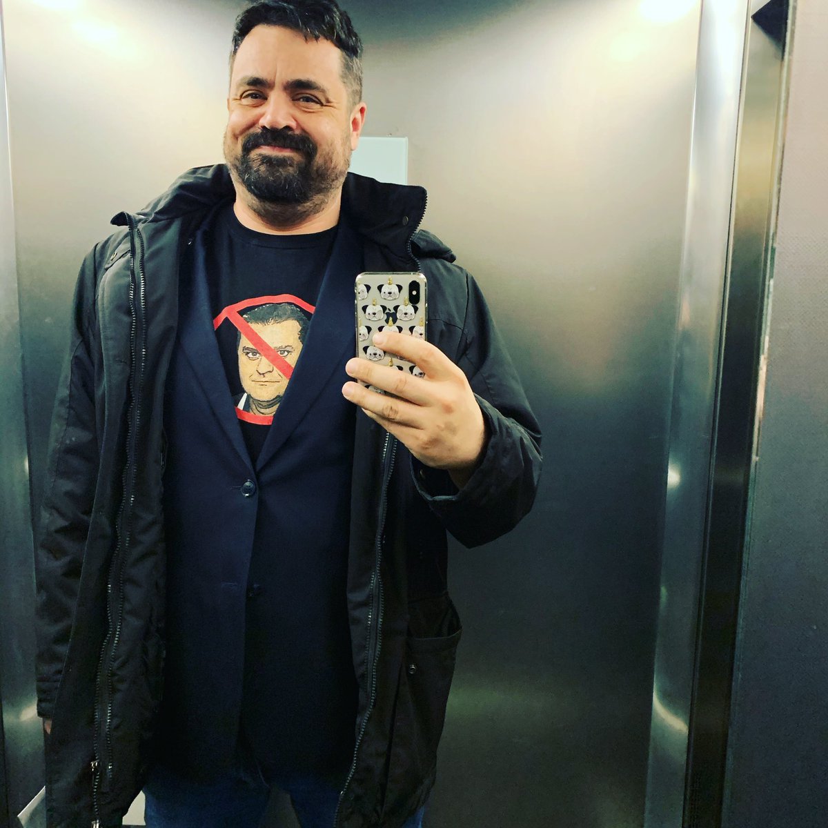 PavelNovotnak's tweet photo. Vydal jsem na středisku populistorozkaz mi ukončit neschopenku. “V pondělí jste byl operován”. Ukazuji včerejší livestream z přepadu ⚫️ubytovny, v NE oddávám, PO jdu s našimi šachisťátky jako vedoucí na přebor, ÚT 100let seniorka v DD, cítím se fit! #backindagame #lessonsfromAB https://t.co/nKPSwaIg4r