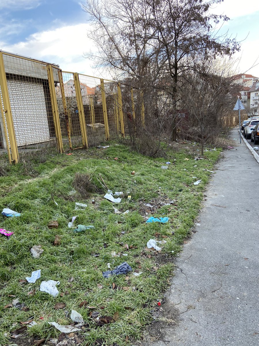 Nestvarno's tweet photo. @prijavi_problem 
Da li moze gomila djubreta duz trotoara i oko kontejnera da se ocisti, u donjem delu Šavničke ulice, na Čukarici? https://t.co/wi7pbZBfaE