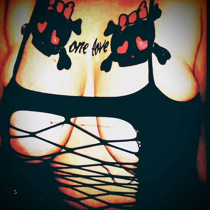 My boobs and tats look hot AF! Wanna your own pictures etc well, then DM me for pricing.. XO https://t<a href="/tag/loveyou"class="tags"><span>#loveyou</span></a><a href="/tag/miamour"class="tags"><span>#miamour</span></a><a href="/tag/kingpyrexia"class="tags"><span>#kingpyrexia</span></a>