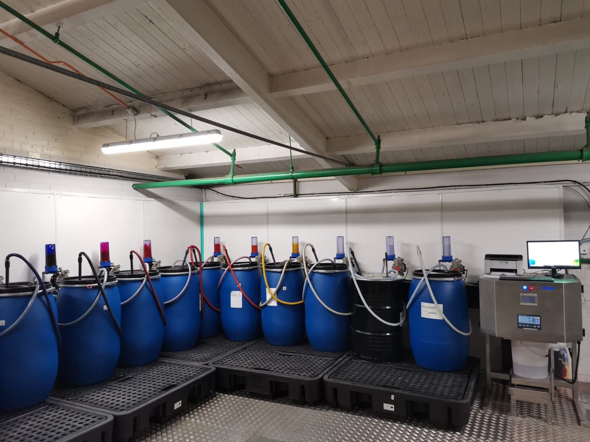InovexSystems's tweet photo. A recent installation of an Inovex Aquablend carried out this week.

The Aquablend has a capacity of 18 ingredients plus mains water, and uses a 30Kg scale, allowing for batch sizes up to 28Kg to an accuracy of 1 gram.

#InkWorld #Inovex #DispenseAutomation #InkDispenser https://t.co/KrTKuNAnND