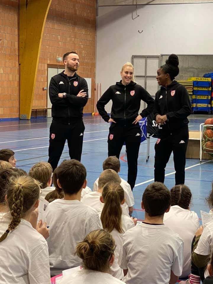 cbbs_basket's tweet photo. «Do you speak Basket» c'est de l'🇬🇧et du 🏀 dans les collèges
Hier, c'était à #Matour avec 60 élèves et 3 #pinkies
🆙entraînement, questions/réponses, autographes.. in English of course!
Merci au Département de @saoneetloire et aux joueuses et entraîneurs 🙏 https://t.co/qQ72Hx9wte
