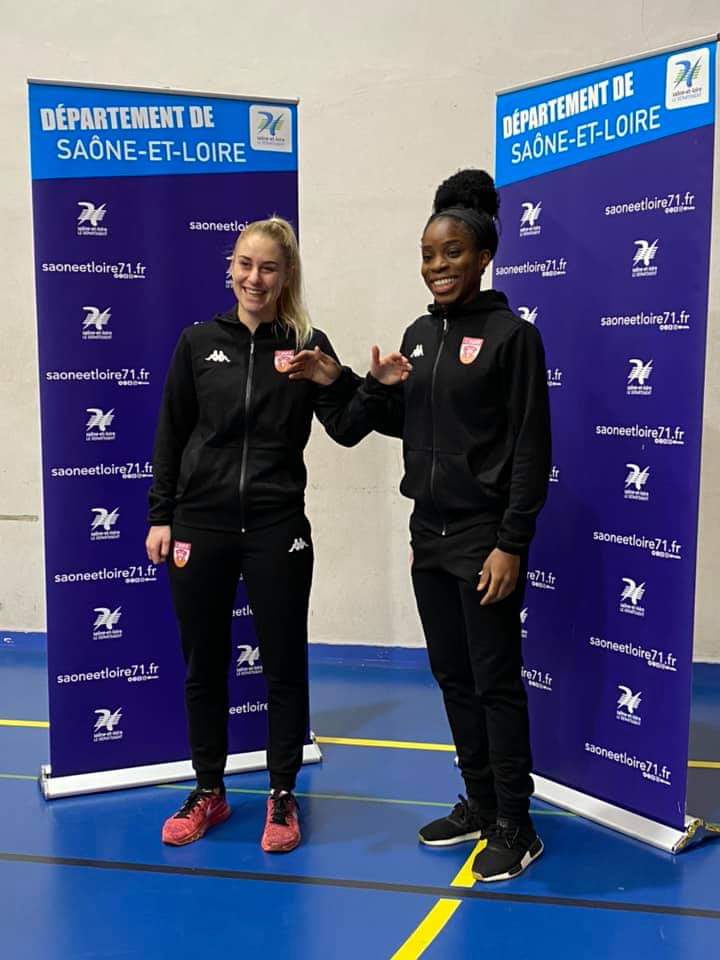 cbbs_basket's tweet photo. «Do you speak Basket» c'est de l'🇬🇧et du 🏀 dans les collèges
Hier, c'était à #Matour avec 60 élèves et 3 #pinkies
🆙entraînement, questions/réponses, autographes.. in English of course!
Merci au Département de @saoneetloire et aux joueuses et entraîneurs 🙏 https://t.co/qQ72Hx9wte