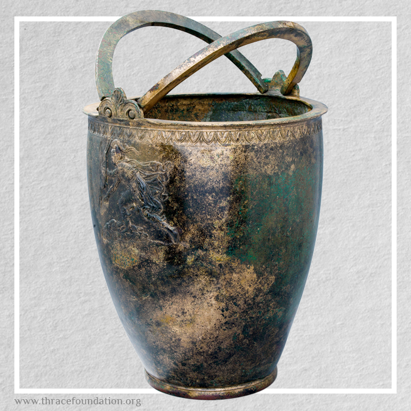 ThraceFNDN's tweet photo. This is a beautiful #ancient bronze bell situla with two low relief figures on both sides, 360-340 BC.
One of figures on the #artefact shows a naked Greek warrior. And what you see here is an Amazon who advances to the left.
#VassilBojkovCollection #ThraceFoundation https://t.co/JTmBJ2gifP
