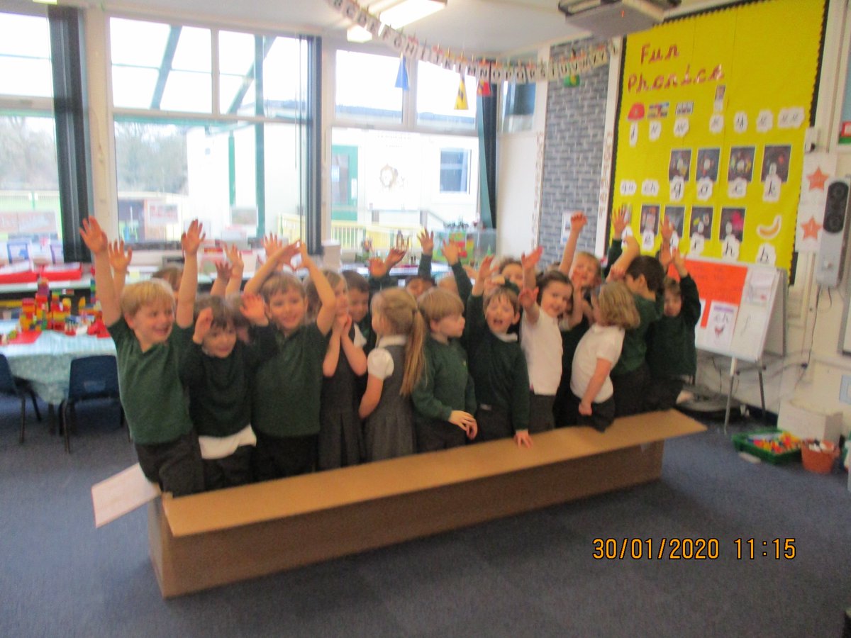 leighfield_acad's tweet image. Well - that was the quickest getting back changed after P.E. this morning. 'As soon as you're changed you can go in the box'!!! We fitted all 23 of us in and it's now an amazing drawing canvas😃#eyfs #cardboardbox #simplefun @hanfosrod