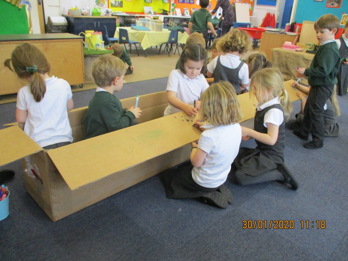 leighfield_acad's tweet image. Well - that was the quickest getting back changed after P.E. this morning. 'As soon as you're changed you can go in the box'!!! We fitted all 23 of us in and it's now an amazing drawing canvas😃#eyfs #cardboardbox #simplefun @hanfosrod