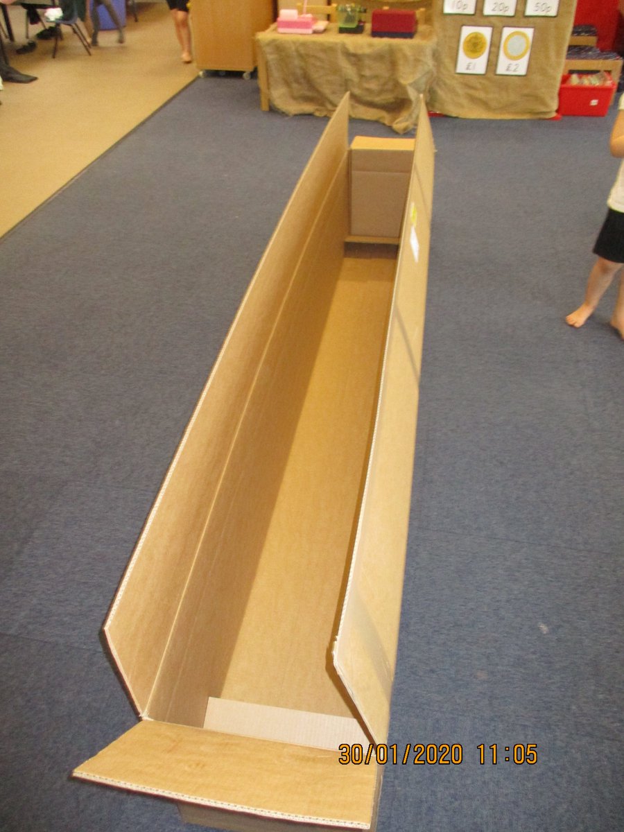 leighfield_acad's tweet image. Well - that was the quickest getting back changed after P.E. this morning. 'As soon as you're changed you can go in the box'!!! We fitted all 23 of us in and it's now an amazing drawing canvas😃#eyfs #cardboardbox #simplefun @hanfosrod