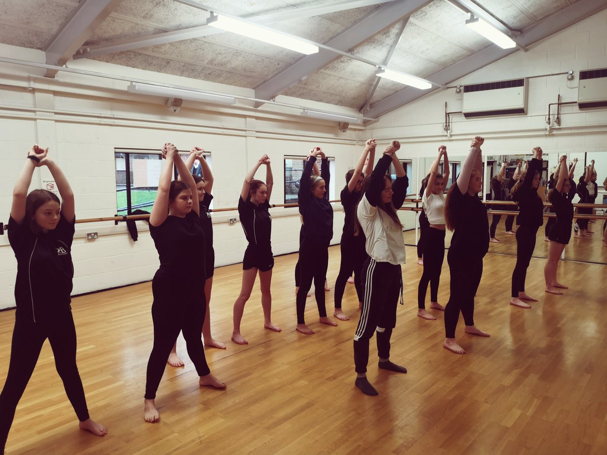 BohuntSchool's tweet photo. This week, Year 9 dancers experienced a #street &amp; #commercial #dance #workshop with @BohuntSchool Alumni Hannah Malone.  Students were inspired with both the dance class as well as the Q&amp;As! @SouthDownsColle @BohuntArts #enjoyrespectachieve https://t.co/VQdyIjs7vr