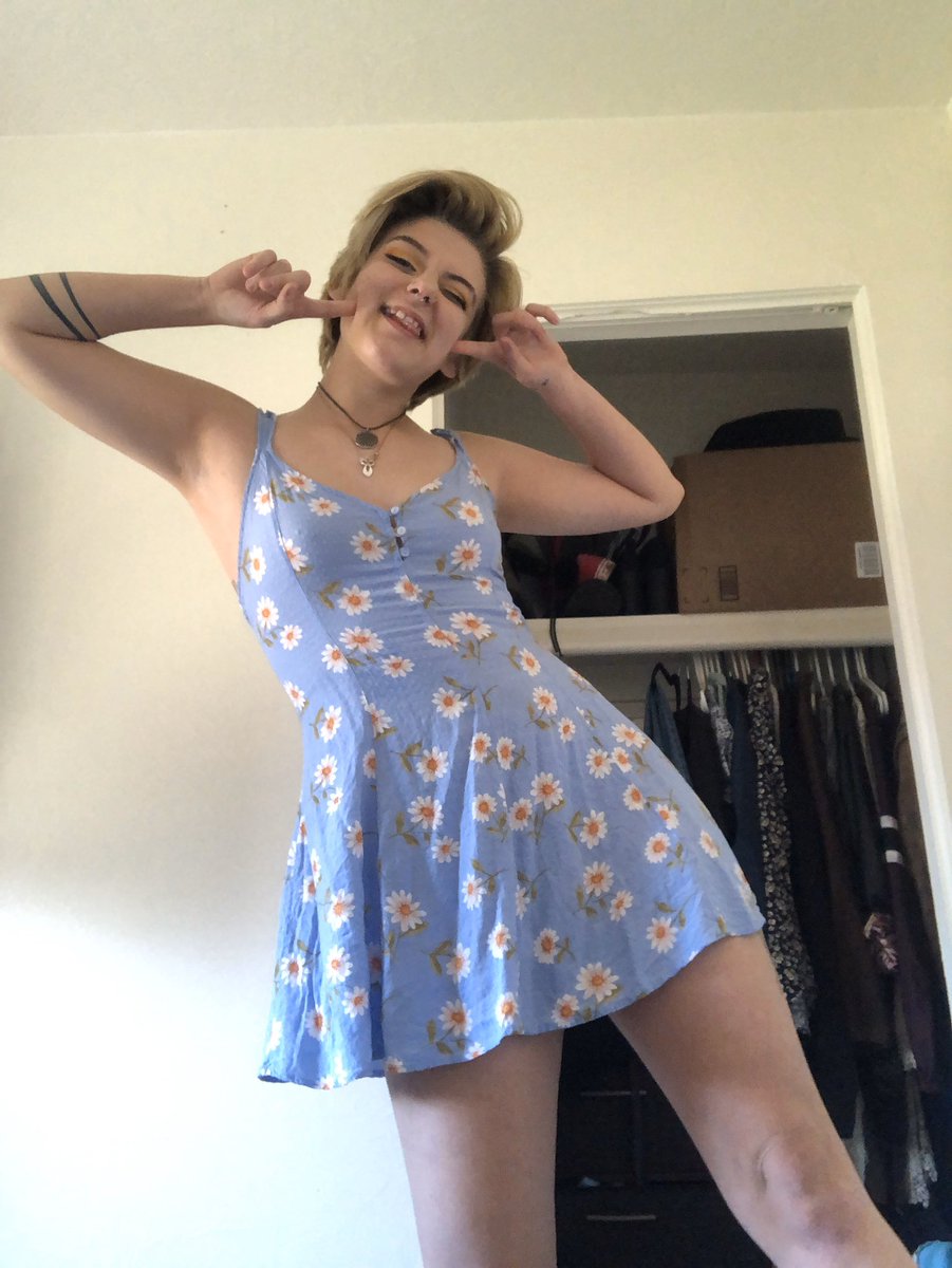 FlyForAWhiteGu2's tweet photo. Daisy girl 

#LGBTQoftwitter #Daisies #girl #dressup #sweettooth #gaygirls #bibibaby #goofy #girlswhosmoke https://t.co/uOatjbRriO