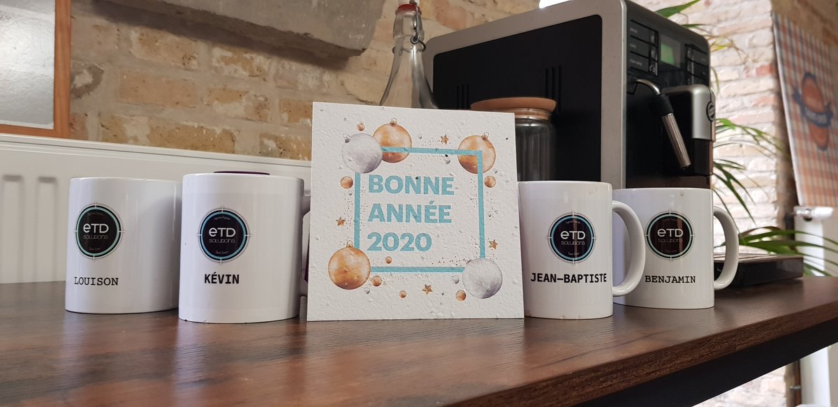 etdsolutions's tweet photo. On ne les attendait plus, mais les cartes de vœux sont là ! 

L'équipe d'ETD Solutions vous souhaite une bonne et heureuse année 2020, remplie de beaux projets ! 

Patience, elle arriveront dans quelques jours chez vous pour donner du goût à vos barbecues de cet été 📫🤔🔥🍔 https://t.co/EUAcNTNV28