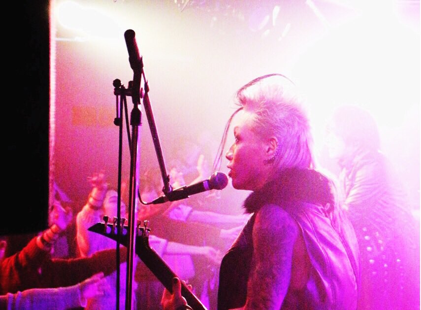 takeshi_vhampir's tweet photo. ライブでいっぱい写真撮ってもらったからアップしてこー!
まず、カッコ良さげなやつと、前髪ぴよん。 https://t.co/WYlNZ1tESz