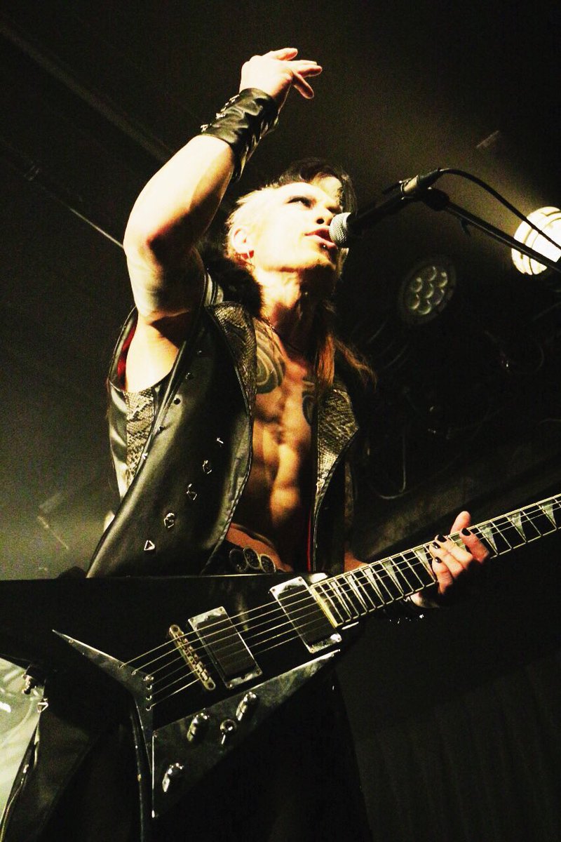 takeshi_vhampir's tweet photo. ライブでいっぱい写真撮ってもらったからアップしてこー!
まず、カッコ良さげなやつと、前髪ぴよん。 https://t.co/WYlNZ1tESz