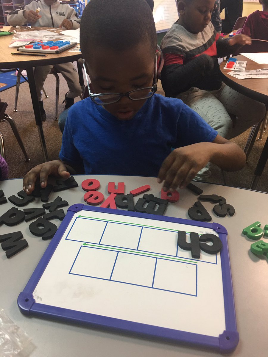 MrsSandersClass's tweet photo. Working on our phonics during small group 💪🏻 #firstgrade @PontiacElem https://t.co/JHXlCAPaaS