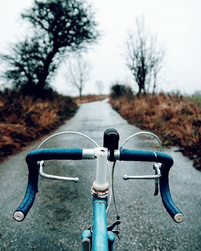 JohnSavidi's tweet photo. Another lonely road, another bike, this time my old Raleigh Flyer.

#Retroride #Raleigh #Bicycle #Flyer #RoadBike #Cycling #VintageBicycle #Cycle #Bike #LiveToRide #Ridefree #Cyclist #RaleighFlyer #JohnnyKiev #NoFreePhotos https://t.co/gBSmiY8VTN https://t.co/iFyisC4Stn