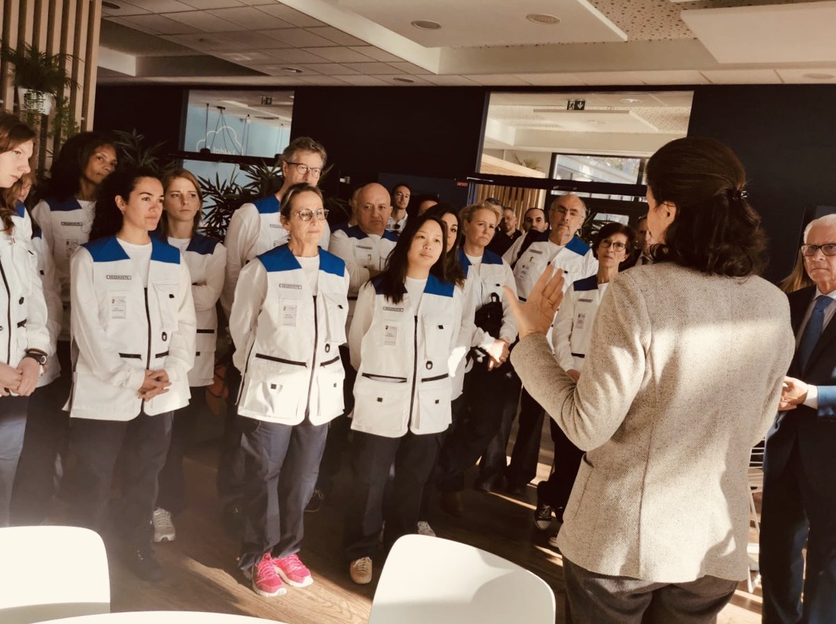 agnesbuzyn's tweet photo. À Carry-le-Rouet, je m'assure que les conditions sanitaires sont en place pour l'arrivée de nos compatriotes venus de Wuhan : merci aux personnels de la réserve sanitaire, Croix rouge, et sécurité civile, tous mobilisés dans le centre d'accueil qui va accueillir les familles. https://t.co/PJtEVK1dMn