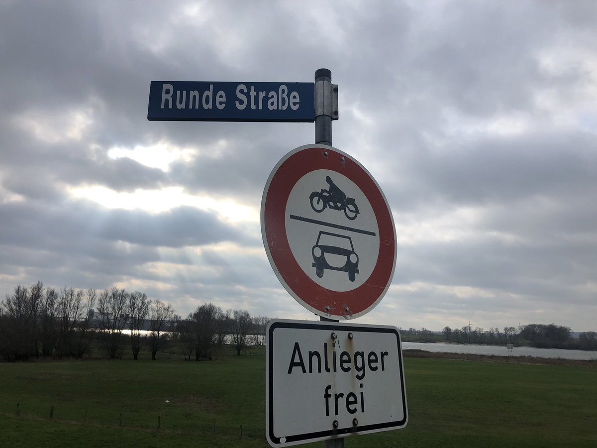 Rozenkamper's tweet image. Bij #Spijk op de grens tussen 🇾🇪 en 🇩🇪 komt de #Rijn ons land binnen. Historische plek en mooi rustpunt voor fietsers. #mijndijk #hohohoogwater