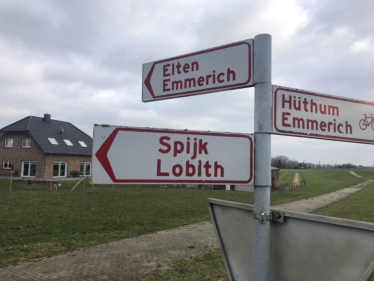 Rozenkamper's tweet image. Bij #Spijk op de grens tussen 🇾🇪 en 🇩🇪 komt de #Rijn ons land binnen. Historische plek en mooi rustpunt voor fietsers. #mijndijk #hohohoogwater