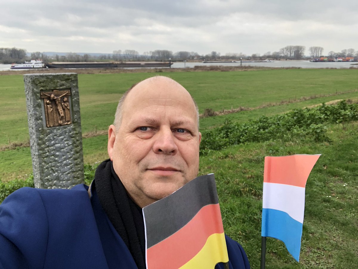 Rozenkamper's tweet image. Bij #Spijk op de grens tussen 🇾🇪 en 🇩🇪 komt de #Rijn ons land binnen. Historische plek en mooi rustpunt voor fietsers. #mijndijk #hohohoogwater