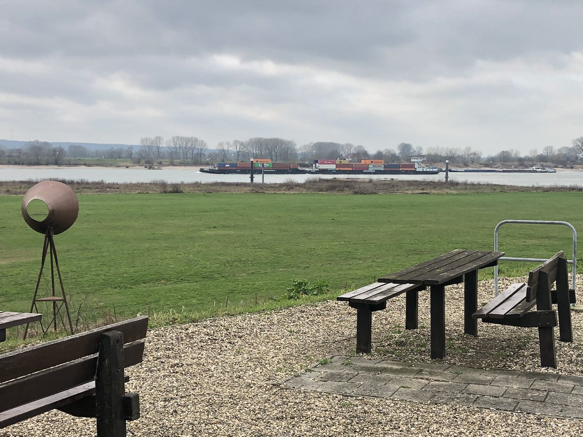 Rozenkamper's tweet image. Bij #Spijk op de grens tussen 🇾🇪 en 🇩🇪 komt de #Rijn ons land binnen. Historische plek en mooi rustpunt voor fietsers. #mijndijk #hohohoogwater