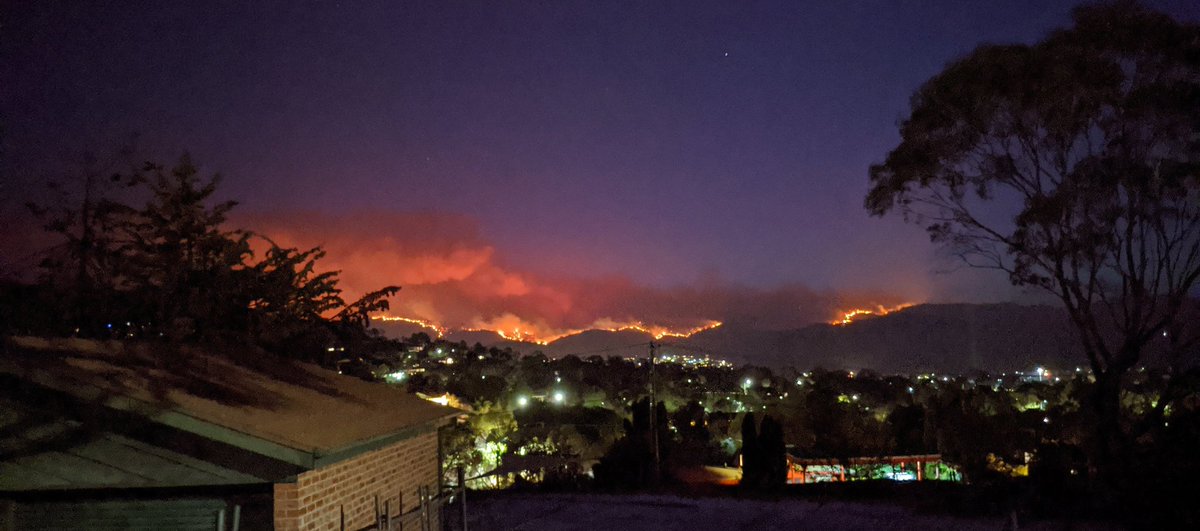 whiteycnbr's tweet photo. #canberrafire #orroralfire from calwell Fri 31 Jan 930pm https://t.co/uBsCZ3IRzC