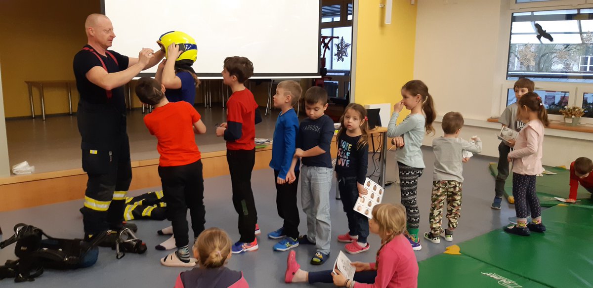 HZS_Pardubice's tweet photo. Hasiči baví děti i o prázdninách, dnes jsme navštívili centrum KOSATEC v Pardubicích. Konal se zde příměstský tábor. Největší zážitek měly děti ze zkoušení zásahového obleku, přilby, dýchacího přístroje i zásahové obuvi.
Zavítali jsme také za dětmi do nemocnice. https://t.co/886Q0dCcqH