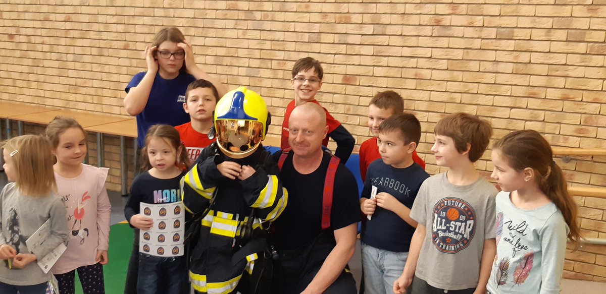HZS_Pardubice's tweet photo. Hasiči baví děti i o prázdninách, dnes jsme navštívili centrum KOSATEC v Pardubicích. Konal se zde příměstský tábor. Největší zážitek měly děti ze zkoušení zásahového obleku, přilby, dýchacího přístroje i zásahové obuvi.
Zavítali jsme také za dětmi do nemocnice. https://t.co/886Q0dCcqH