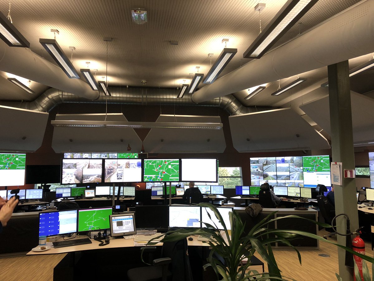 ChristianneWal's tweet image. Regio-Overleg Arnhem/Nijmegen, NS, ProRail, Rijkswaterstaat, VNO-Midden in de verkeerscentrale Noord Oost Nederland. Indrukwekkend, ook het belang voor onze automobilisten. En wij hebben resultaten besproken van ‘slim en schoon onderweg’. En die mogen er zijn! @provgelderland