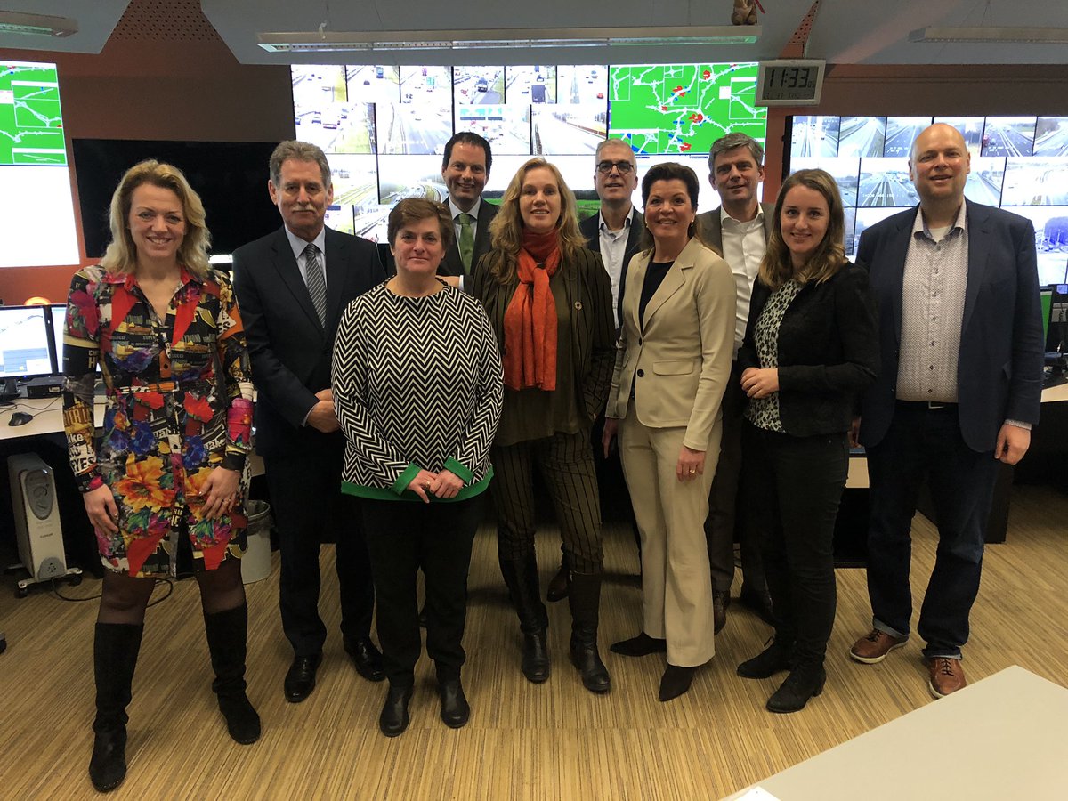 ChristianneWal's tweet image. Regio-Overleg Arnhem/Nijmegen, NS, ProRail, Rijkswaterstaat, VNO-Midden in de verkeerscentrale Noord Oost Nederland. Indrukwekkend, ook het belang voor onze automobilisten. En wij hebben resultaten besproken van ‘slim en schoon onderweg’. En die mogen er zijn! @provgelderland