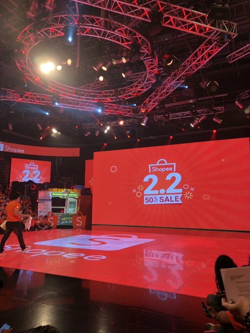 ShopeePromo's tweet photo. Shopee PH:

Nakikita ko na yung prize mamaya oh. Mapapa-sana all na naman ako! #ShopeePH22onGMA #ShopeePH22onWowowin https://t.co/QUDFnytWZJ https://t.co/OLtrOTGiea