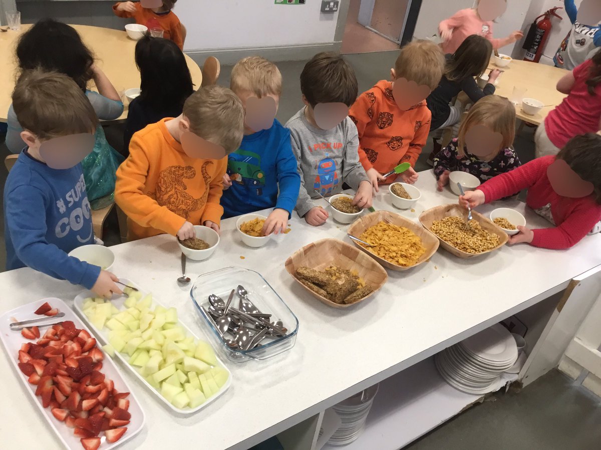 QueensferryELC's tweet image. Friday morning snack. The children can prepare, choose and serve their snack independently. #SettingTheTable #ELC #EarlyYears #eatingtogether #positiveeatingexperiences