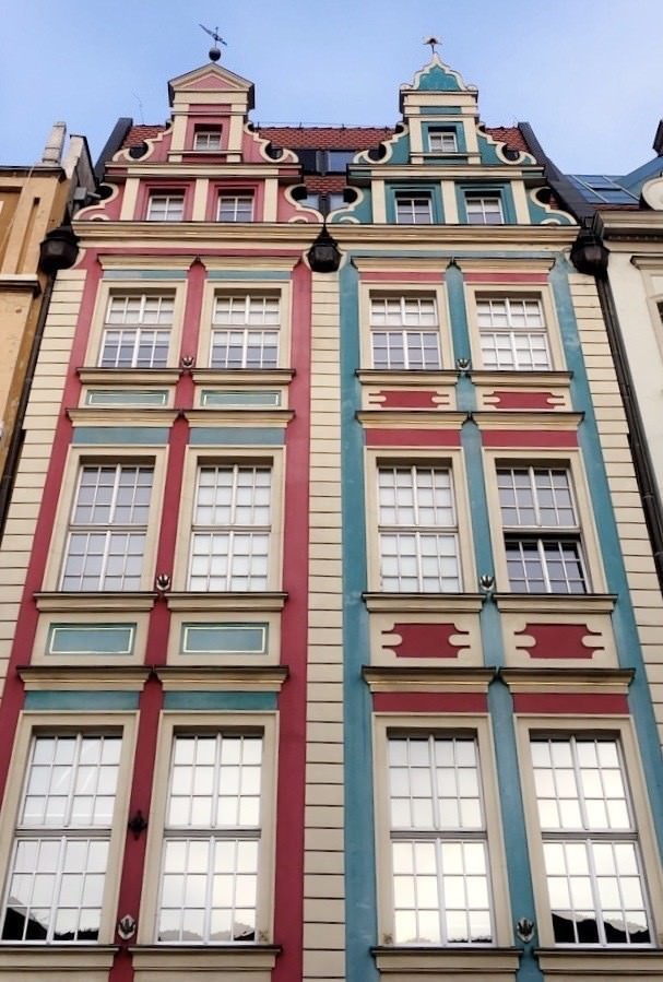 yerumaa's tweet photo. You can spend half a day just wandering around the market square of Wroclaw, with its colorful houses and storefronts. It's a bustling square, especially during the summer months, and the beating heart of the city. @ Market Square https://t.co/1WmqNhmy1j https://t.co/YpH9AzL2Sm