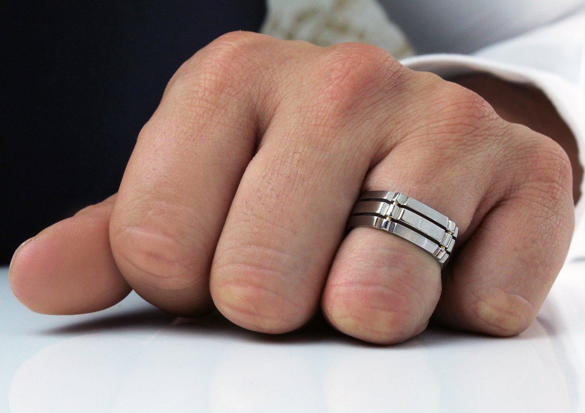 Gentlemen, we have some unique, Swiss quality wedding bands for you to choose from here at Furrer Jacot. LIFETIME warranty included. 💎
Click the link belwo to find your favourite...👇
furrer-jacot.com/uk/weddingrings

#fridayfeeling #friyay #furrerjacotuk #weddingrings #weddingring