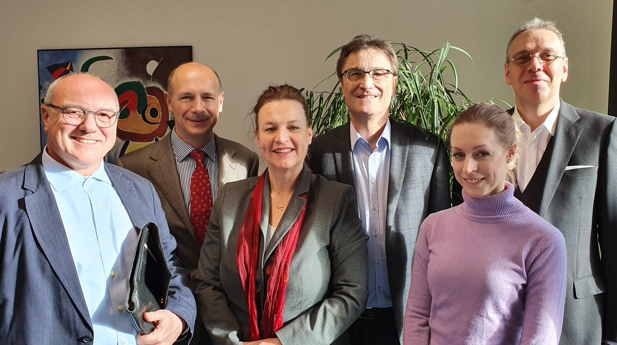 hc_shapers's tweet photo. Heute beim @BVMed:  Wettbewerbsfähigkeit von LifeScience und MedTech im digitalen Marktumfeld - wo steht Deutschland im internat. Vergleich? To Dos an Politik mittels  HCMStudy2020. Danke an @KlausHKober #RalfZeiner @UrsulaKramer12 und @HOB_CC1 @LenaGeppert https://t.co/jZ1QZGl9Xu