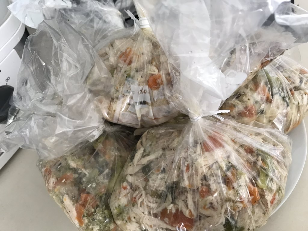 HMaegerle's tweet image. Z dwóch kurczaków i warzyw #marchew #seler #naćselera #brokuła zrobiłam 7 porcji dla #Rosy🐕 🥰 Zamrażam👌