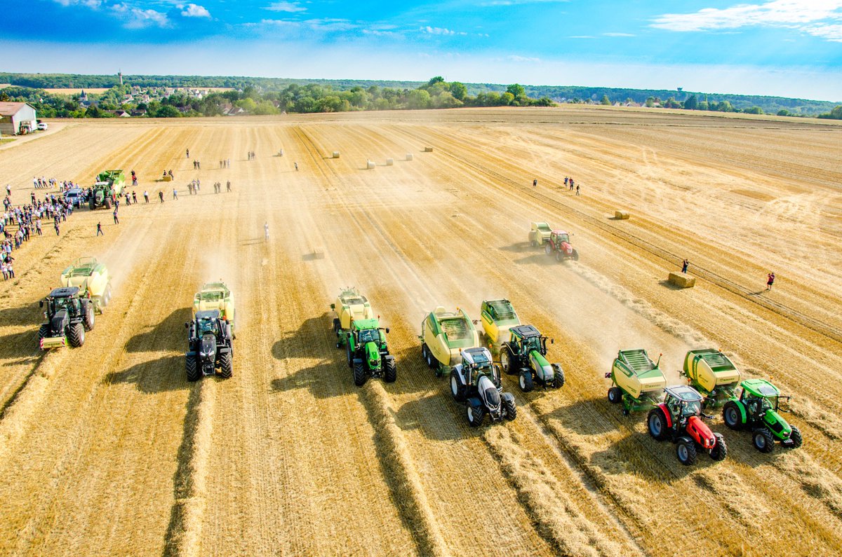 KroneFrance's tweet photo. 🚨 Juste pour savoir : qui à trop hâte à la saison de paille 2020? 🤔🤩
📸 Toute la gamme de pressage KRONE France au travail : #Bellima #Fortima #Comprima #Combi #BiGPAck 😍 il ne manque plus que la toute nouvelle presse à courroies haute densité #VariPack ! 😝 https://t.co/mMQmFmSUOn