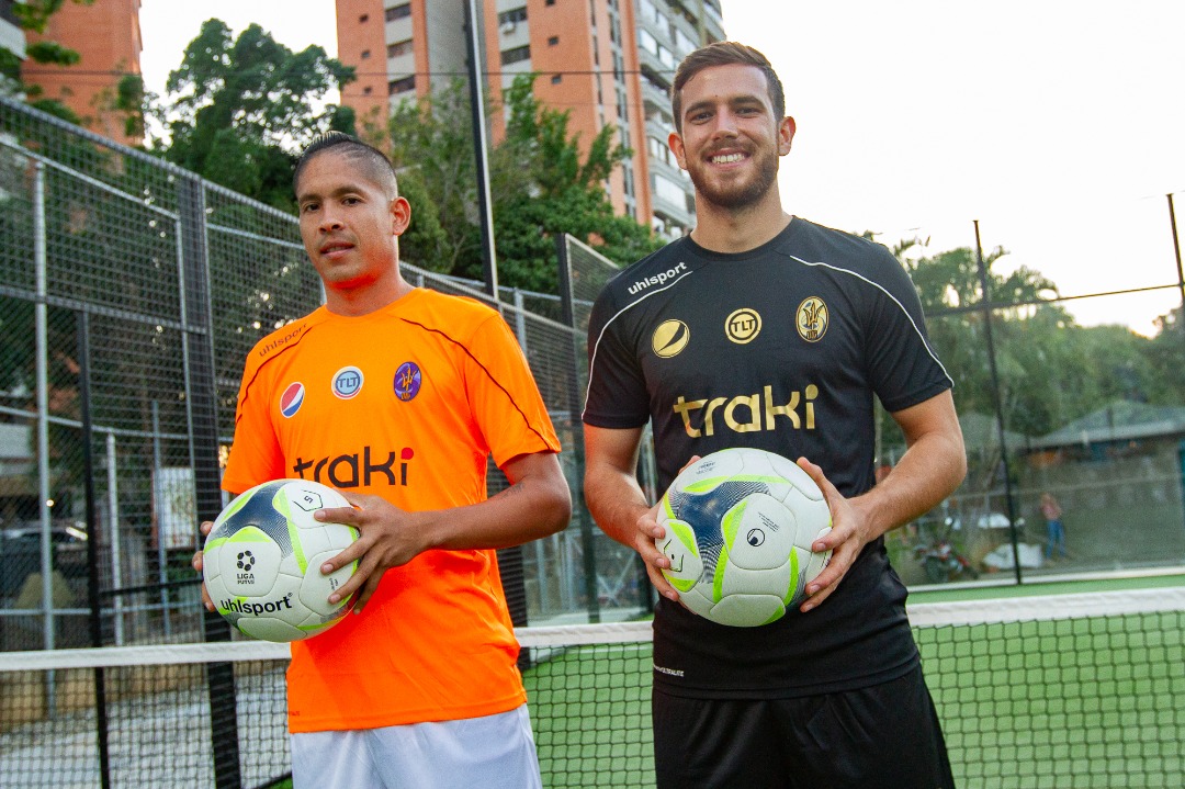 DvoLaGuaira's tweet photo. ¡Estrenamos indumentaria!🔥 🤵 

Anunciamos la alianza con la marca @Uhlsport_ve, que será la encargada de vestirnos y acompañarnos durante la naciente campaña de la @LigaFUTVE. ¡Vamos naranja! 💪🏼🍊

#VamosLaGuaira #SiempreNaranja https://t.co/r4mD8eDA2R