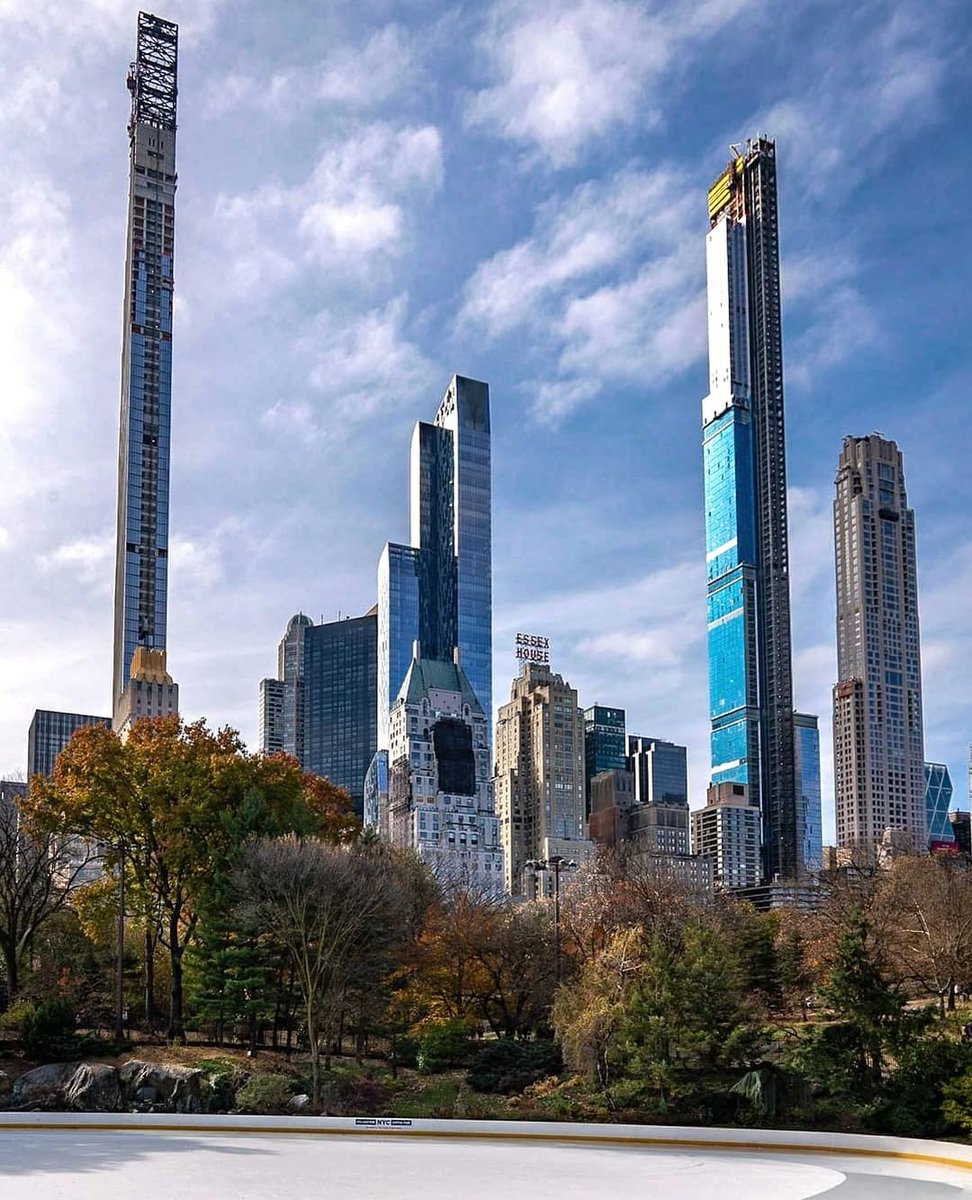 Concrete jungle 🏙⛸⁠
⁠
📷 by <a href="/HerbRubens/">Herbert Rubens</a>