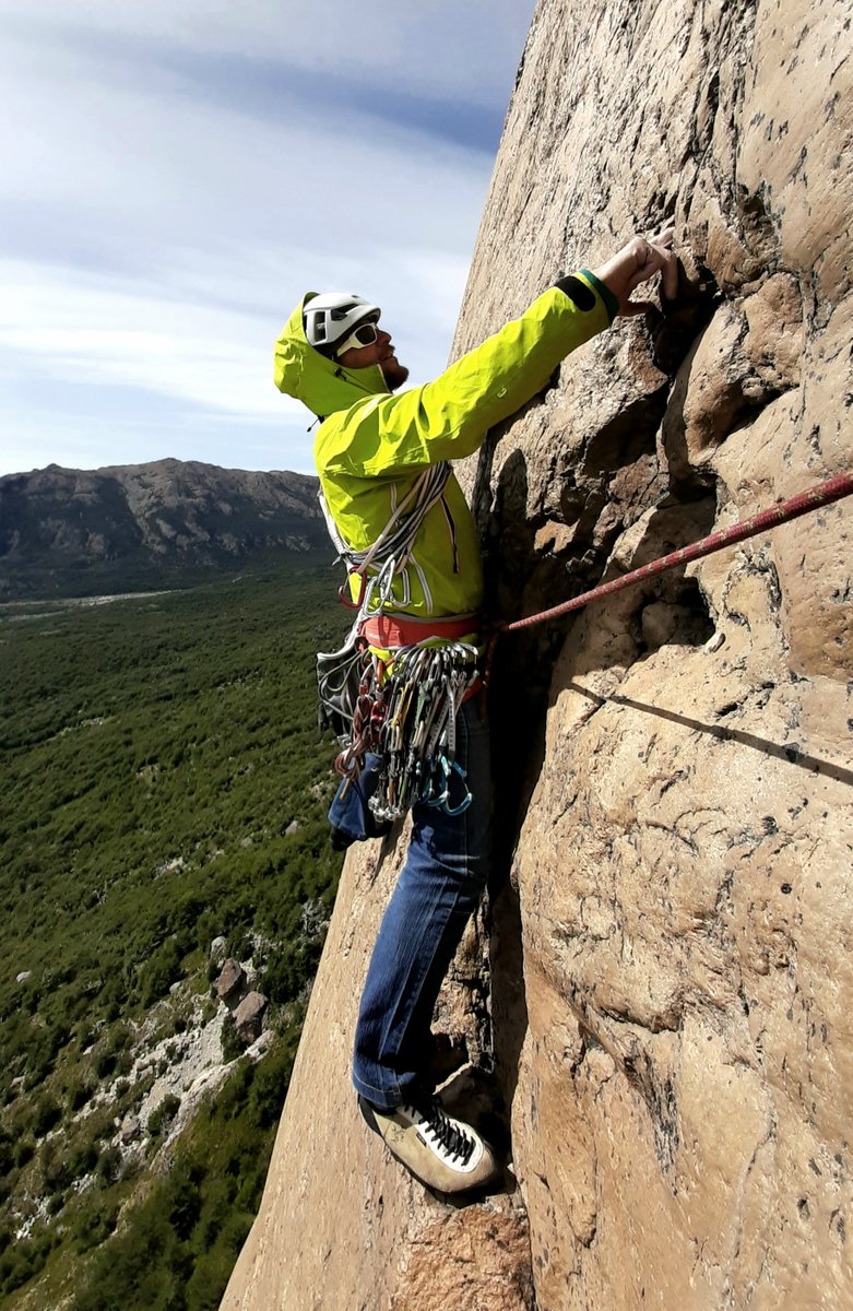 En esta oportunidad @verticalexplora escalando la vía Capicua de 150 metros y dificultades de 6c. 
Mucha calidad y protección mixta para disfrutar de un día de escalada en roca por la zona de El Chaltén.
#Ansilta #Andesdondeandes #teamAnsilta 
#nature #fotografia #travel