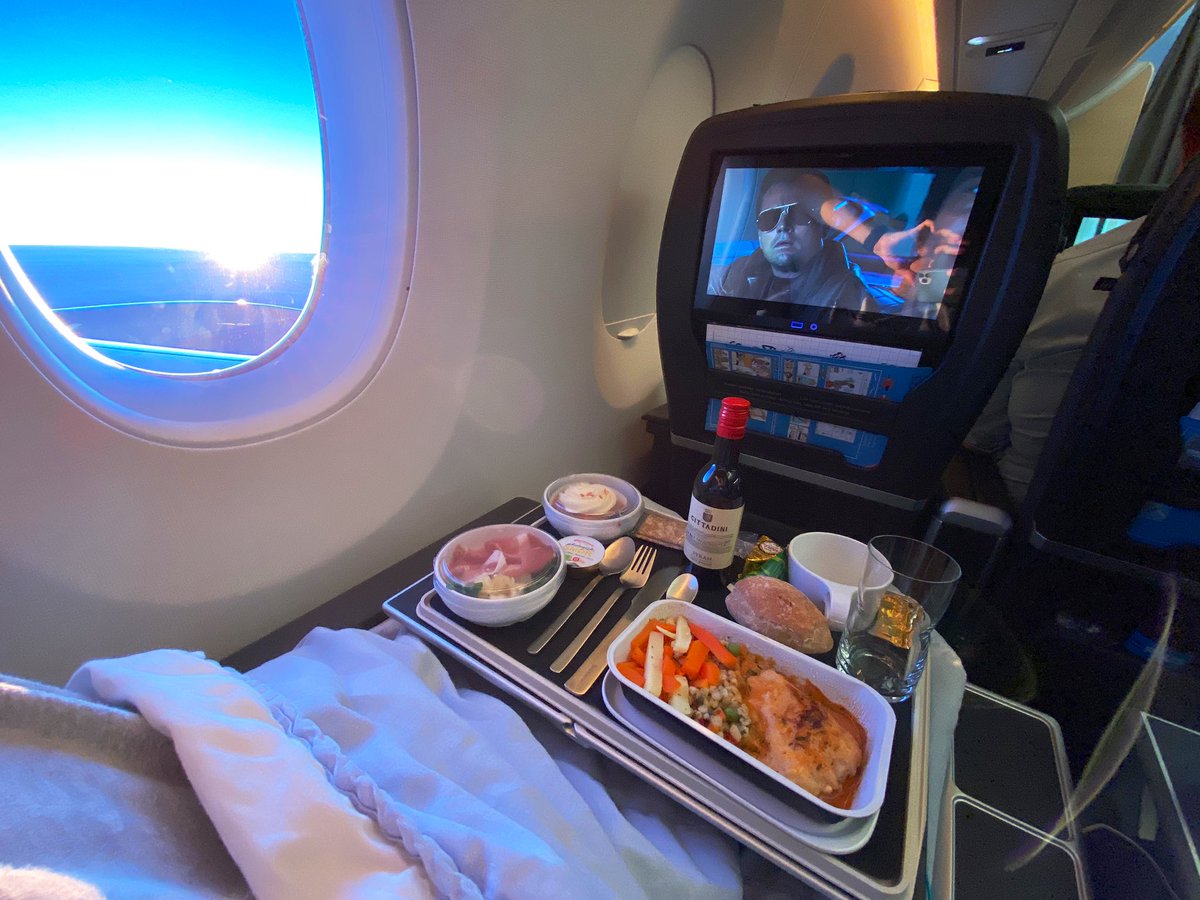 Enrique77W's tweet photo. My @SAS trip to Denmark came to an end with a 9-hr hop from Copenhagen to Chicago in #SASPlus. 

The seat was super spacious and the meal offerings were quite good. 

The 20% load factor meant that no one sat next to me, making my trip a lot more comfortable! #PaxEx https://t.co/6Ind8AR3eq
