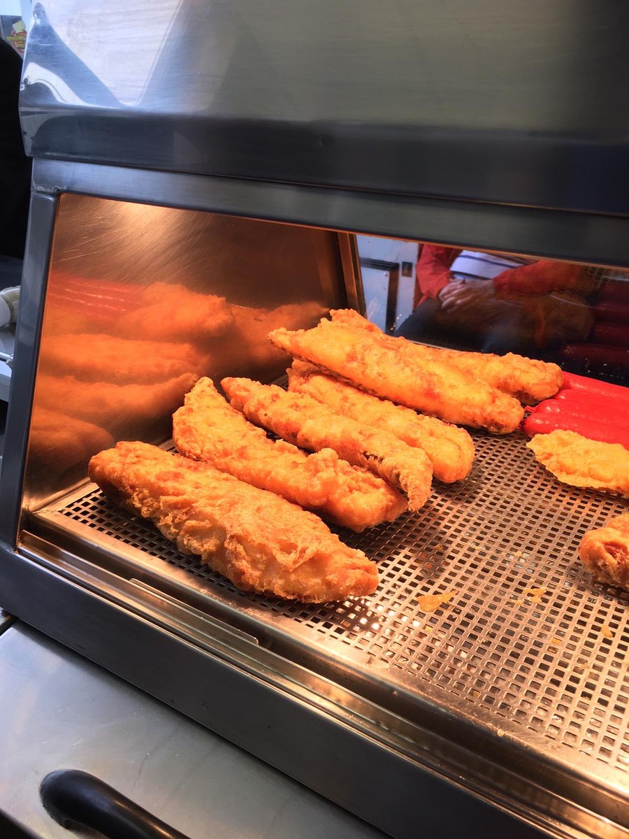 MiddletonFrying's tweet photo. Wayne is cooking up some beautiful cod, encased in #MiddletonAllgold batter and a special blend of #ChippiesChoice curry and #SmoothandSpicy simmering away on a Friday lunchtime. Nice! #Middletons #FishandChips #FryDay https://t.co/5jVrrR90nv