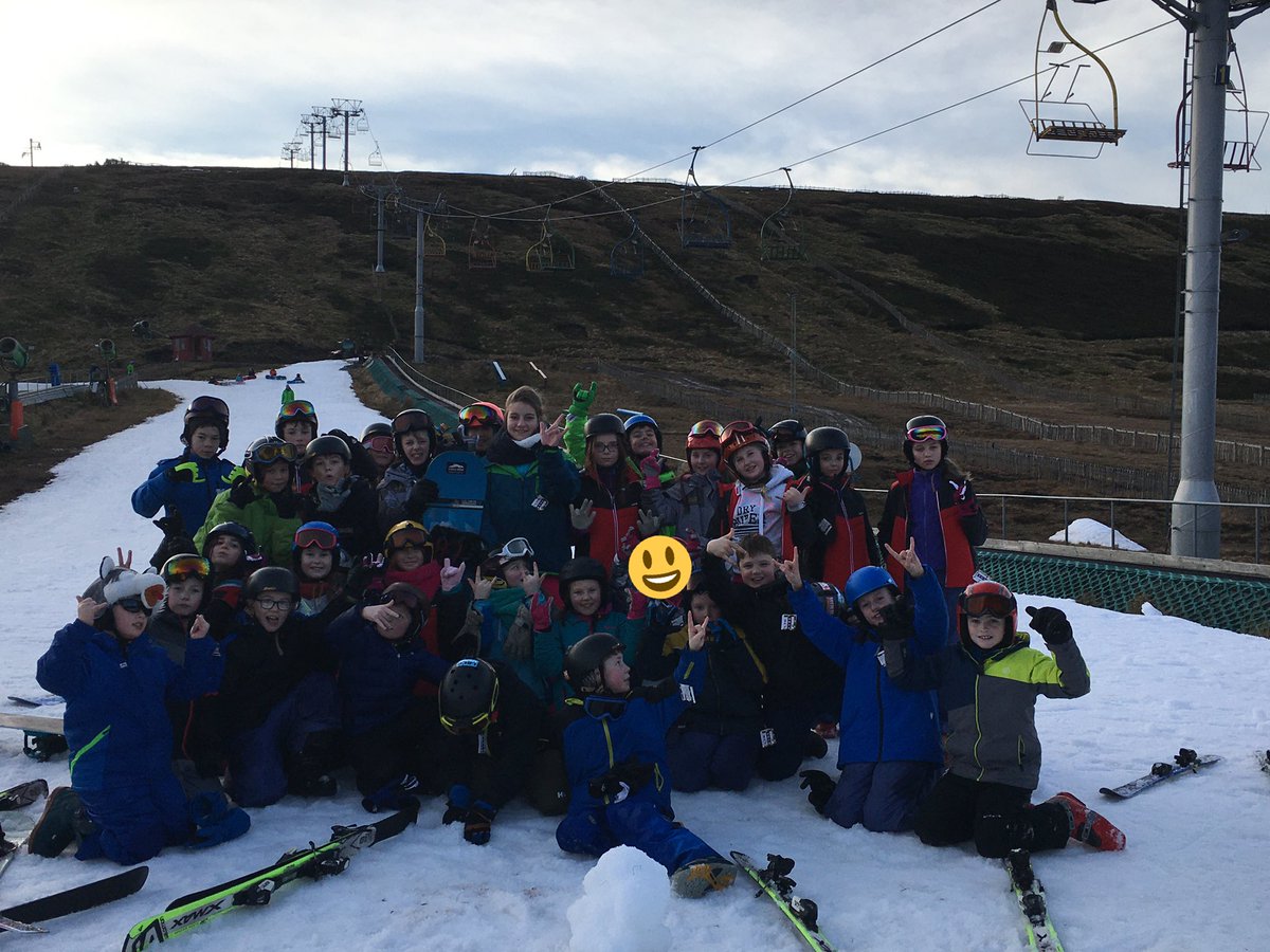 🐬Group picture! The children are now on their journey home and are expected to arrive back at school between 5.15/5.30pm 🎿
