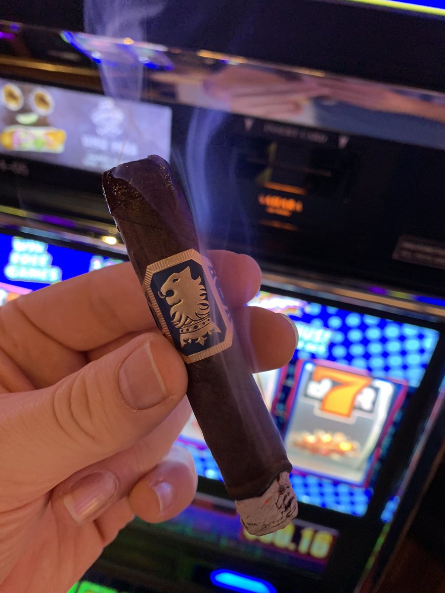 cigarlifeguy's tweet photo. 🎰🎰🎰Jackpot! 🎰🎰🎰 ➡️➡️ Liga Undercrown Maduro from @drewestatecigar . the new Pequena (4x44) size doesn’t disappoint 👊🏻👊🏻🔥🔥🔥intense right from the jump💨💨💨 #tpe20 #tpe2020
#cigar #cigars #botl #sotl #cigarlife #cigarlifestyle #cigarro #cigarians #pssita #cigarlifeguy https://t.co/Iy8WFnKzzD