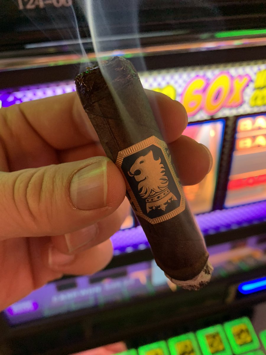 cigarlifeguy's tweet photo. 🎰🎰🎰Jackpot! 🎰🎰🎰 ➡️➡️ Liga Undercrown Maduro from @drewestatecigar . the new Pequena (4x44) size doesn’t disappoint 👊🏻👊🏻🔥🔥🔥intense right from the jump💨💨💨 #tpe20 #tpe2020
#cigar #cigars #botl #sotl #cigarlife #cigarlifestyle #cigarro #cigarians #pssita #cigarlifeguy https://t.co/Iy8WFnKzzD