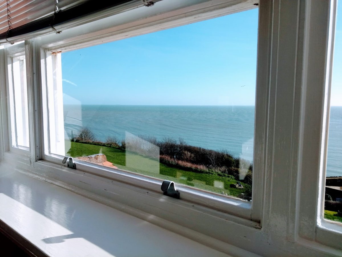 FellReynolds's tweet photo. - ONE OF OUR FAVORITES - Stunning penthouse apartment in an imposing cliff top building. 2 double bedrooms, luxury bathroom and en-suite facility, open plan living space, beautiful communal gardens and magnificent sea views. What more could you ask for! https://t.co/dHOrQwdFlN https://t.co/knQUg61fYE