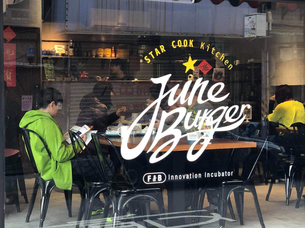 joannie_huang's tweet photo. #JuneBurger now has the @scratch book I translate @dkbooks 🤩✨

A boy is reading on it 📗✌️ #EnjoyReading #edtech https://t.co/dGHJ0BBawc