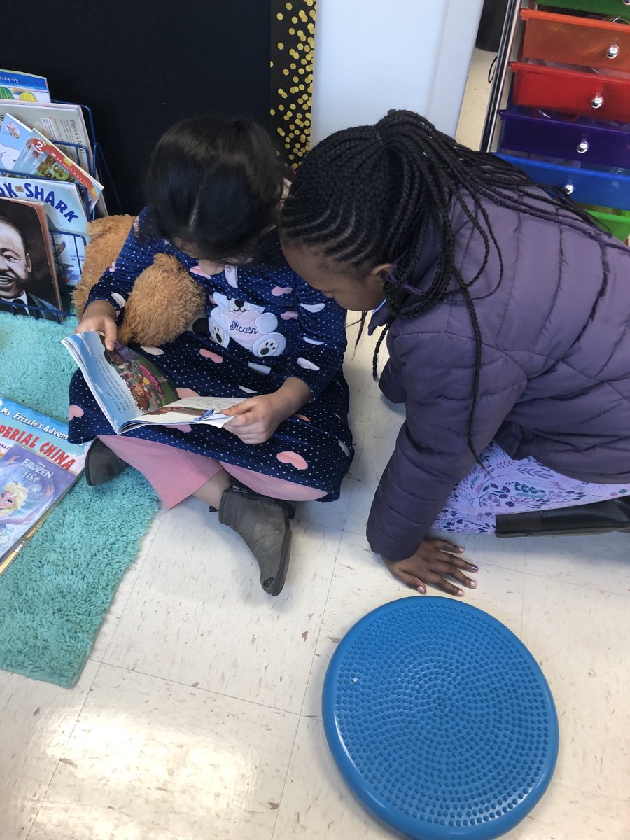 4Overlook's tweet photo. Listening so close! #aacpsreadwithme ⁦@OverlookES⁩ https://t.co/zxRhx3DCgt