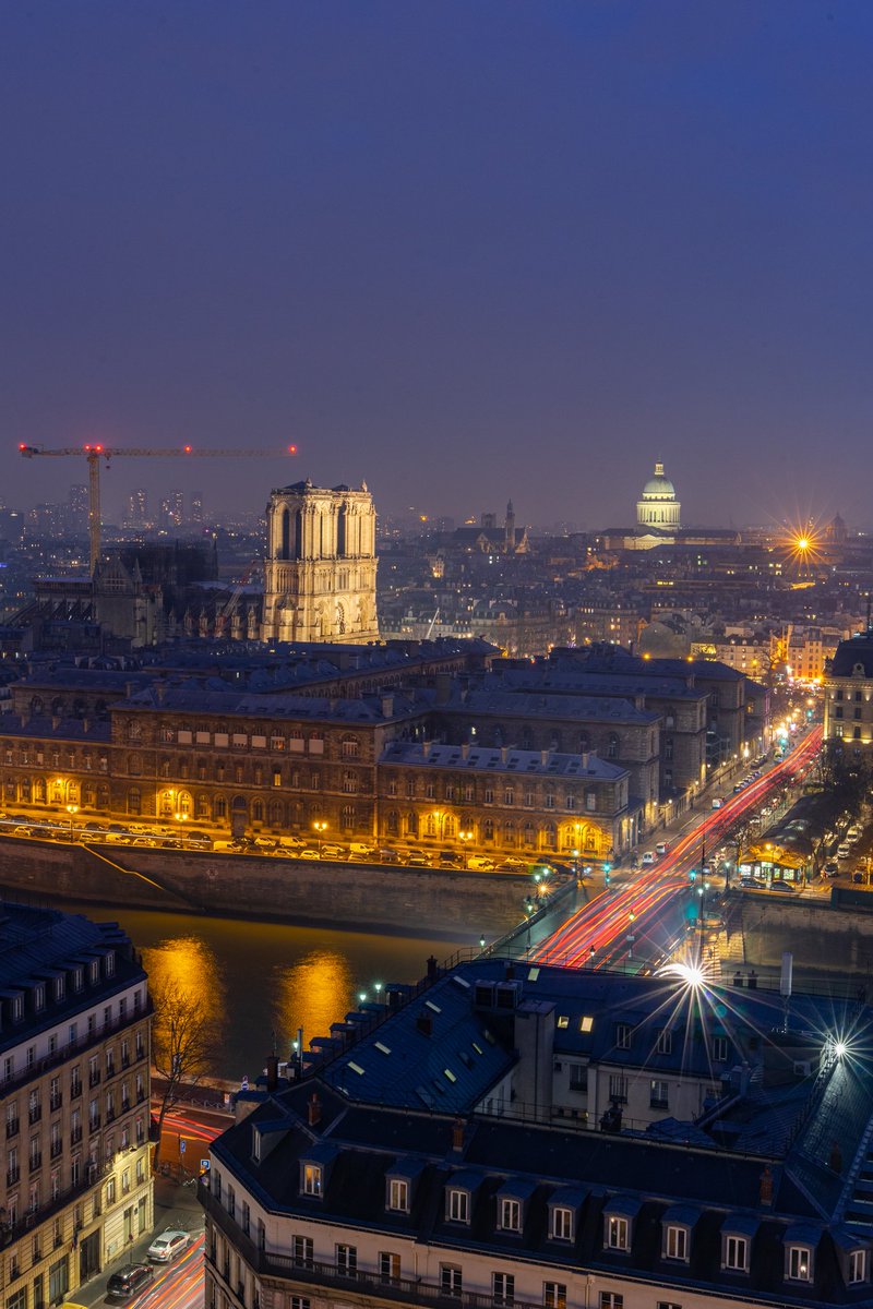 Atelier photo en haut de la tour Saint Jacques
Heure bleue parfaite
.
.
.
@ParisAMDParis @parissecret_sn @ParisJeTaime @leCMN @notredameparis @pariscityvision 
#paris #pantheon #notredame #heurebleue #toursaintjacques