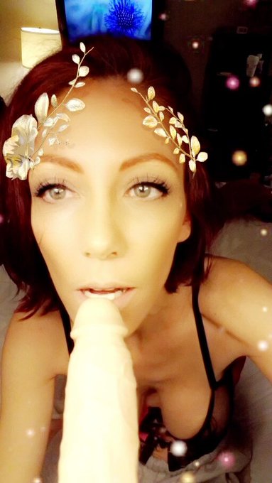 This Goddess is on her knees to wish you a good morning. https://t.co/lqiXcB0vbx<a href="/tag/bubble"class="tags"><span>#bubble</span></a>