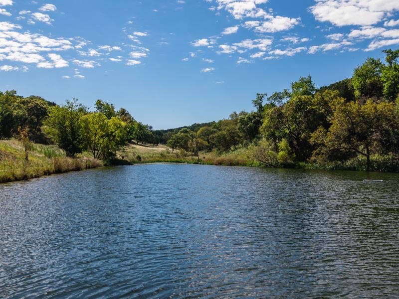 𝟮𝟴𝟬 𝗮𝗰 𝗖𝗮𝗺𝗽 𝗩𝗲𝗿𝗱𝗲 𝗥𝗮𝗻𝗰𝗵--Improvements include a one-bedroom home perched up in the hills providing great views of the lakes below and a true feel of seclusion.𝗩𝗶𝘀𝗶𝘁 listings.texas-landman.com/texas-landmen/… for more information. #texaslandmen #texasranchforsale #ranch #land