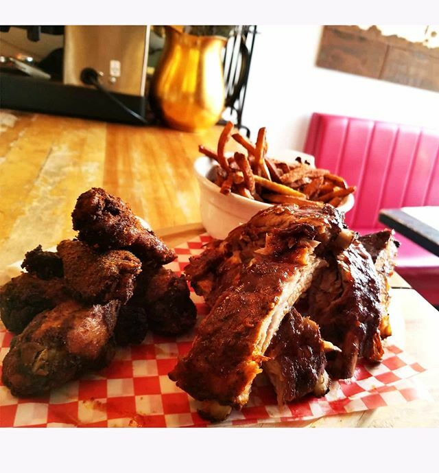 RestoLeBoucan's tweet photo. Superbowl Deal à 20$
6 ailes + 6 côtes-levées + frites 
Dimanche. Réservation nécéssaire. https://t.co/2Bs9ut5vOg https://t.co/ht6eqs3doV